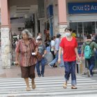 Los guayaquileños acudieron a las farmacias para adquirir mascarillas y desinfectantes, como medida de prevención.