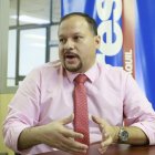 El doctor Ernesto Carrasco en una entrevista con EXPRESO.