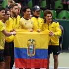 Celebración. La Tri posó para la web de la Copa Davis con el cartel de la serie.