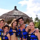 Alejandra y Efraín con sus familiares.