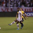 Pedro Pablo Perlaza lleva el esferico ante la marca de Emanuel Martinez en el juego Liga de Quito vs Barcelona

 Quito 09 de Marzo de 2020 Agencia(ag-extra ag-expreso-ag-quito)