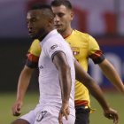 Pedro Pablo Perlaza lleva el esferico ante la marca de Emanuel Martinez en el juego Liga vs Barcelona

 Quito 09 de Marzo de 2020 Agencia(ag-extra ag-expreso-ag-quito)