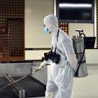 Personas desinfectan áreas del Aeropuerto Internacional de Baghdad (Irak) como medida de precaución.