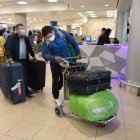 Pasajeros llegan con mascarillas al aeropuerto de Tababela, Quito.