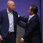Jordi Cruyff, entrenador de la selección ecuatoriana, con Fidel Egas, titular de la FEF.