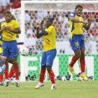 FWM1078. STUTTGART (ALEMANIA), 25/06/06.- El centrocampista de Inglaterra David Beckham (i) efectúa un lanzamiento de falta junto a la barrera formada por los jugadores de Ecuador Ulises de la Cruz, Edison Mendez y Luis Valencia (de izquierda a derecha), durante su partido de octavos de final del mundial Alemania 2006, en Stuttgart, Alemania, hoy domingo 25 de junio. EFE/Bernd Weissbrod PROHIBIDO EL USO EN TELEFONÍA MÓVIL





Ecuador avanzó hasta los octavos de final de la Copa del Mundo de 2006. En esa instancia cayó por la mínima ante Inglaterra