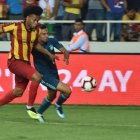 Arturo Mina es titular en su equipo, pero las cosas no han salido bien esta temporada y pelea en los últimos lugares