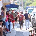 Las personas hacían columna para ingresar a los negocios de la Florida Norte.