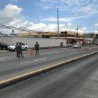 Los militares, policías y agentes de tránsitio realizan patrullajes para evitar que la gente salga de casa.