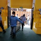 Instalan 40 camas para pacientes con COVID-19, en el polideportivo La Yolita, en Daule.