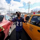 Un vendedor ambulante ofrece mascarillas en las calles.