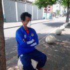 Eddy Tigua, utilero de Emelec, mientras espera atención médica.