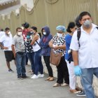 Columna de personas en las afueras del cementerio Jardines de la Esperanza.