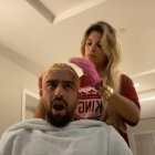 Cristhian Noboa se sorprende al ver el trabajo de su novio en su pelo amarillo.