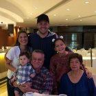 Carlos Luis con sus padres, su esposa Gaby Díaz y Polly y Joaquín.
