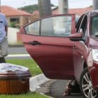 Los familiares que han podido recuperar los cuerpos de sus parientes esperan turnos para la cremación.