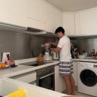 El volante ecuatoriano, Fernando Gaibor, cambió el balón por las tareas de casa.