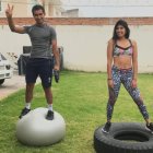 Jhonatan Narváez pasa el aislamiento por la pandemia de coronavirus en la casa de su novia, Génesis Rodríguez, quien lo acompaña a realizar trabajos físicos.