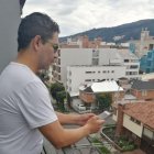 Colombia. Daniel Pico se comunica con su familia a través de su celular y con las autoridades de Ecuador.