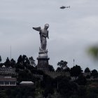 El nuncio apostólico en Ecuador, Monseñor Andrés Carrascosa Cosa, vuela sobre la virgen del Panecillo en Quito.