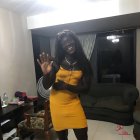 Segundo Castillo, con peluca y un vestido amarillo.