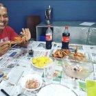 Eduardo Hurtado preparó y disfrutó de una cangrejada en la cuarantena.