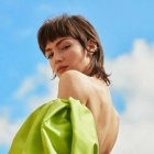 Lucir una melena de estrella durante la cuarentena es una opción.