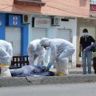 Criminalística levanta el cuerpo de una mujer que fue dejado por sus familiares en un mueble en el norte de Guayaquil porque ya había fallecido hace días.

ABRIL del 2020

4 GERARDO MENOSCAL

Agencia (ag-expreso)