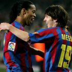Ronaldinho y Messi significaron el futuro y presente durante una época en el FC Barcelona.