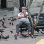 Ciudadanos, pese a la insistencia del Gobierno de que permanezcan en casa, salen a avenidas como la Nueve de Octubre en Guayaquil.