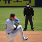 El pitcher de los LG Twins, Cha Woo-chan, se prepara para hacer su lanzamiento en el juego de este martes contra Doosan Bears.