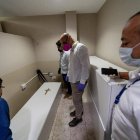 Manta. El alcalde Agustín Intriago (c) revisa la elaboración de féretros para atender la demanda en el cantón.