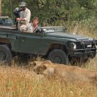Brent Leo-Smith (d) y su operador de cámara, Andrew (i), filman una manada de leones en la reserva privada de Djuma (Sudáfrica), para los safaris virtuales.