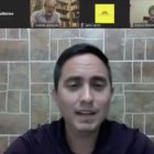 El presidente de la comisión, Daniel Mendoza, al momento de realizar su votación.