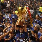 Los eléctricos vivieron una fiesta al levantar el trofeo 2014 ante su eterno rival.