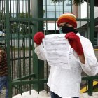 Familiares de fallecidos llegaban a diario hasta el Hospital Guasmo Sur para pedir información sobre sus cuerpos.