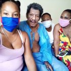 Felicidad. Teófilo Velasco junto a tres de sus cuatro hijas, ayer, en el hospital