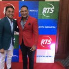 José Luis Arévalo (d) conducirá el segmento deportivo Copa. En la foto junto a Carlos Alfaro Moreno, exconductor del programa.