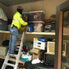 La Policía decomisó computadoras, dinero y documentos de los detenidos.