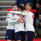 Los jugadores de fútbol en Inglaterra no podrán hacer más abrazos grupales en el festejo de los goles como estos.
