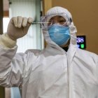 La COVID-19 se contagia a través de gotitas respiratorias o el contacto directo, y el virus se ha detectado también en la saliva, la orina y la materia fecal.