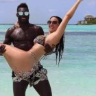 Felipe Caicedo junto a María García, quienes viven su amor con intensidad.