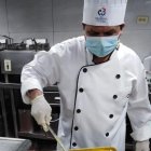 El chef de La Canoa del hotel Continental usa la ropa y la protección que el Ministerio de Turismo determina en el protocolo para los restaurantes.