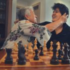 La Gran Maestra Internacional de ajedrez ecuatoriana Carla Heredia (d), junto a su madre, Alicia Serrano es una de las historias de amor y superación en este día.