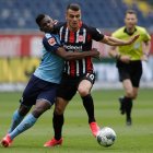 Breel Embolo (i) disputa el balón con Filip Kostic. Acciones como estas son normales en el fútbol, sin embargo, se prohiben los abrazos en las celebraciones.