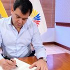 César Litardo, presidente de la Asamblea Nacional, firmando las leyes que serán enviadas al presidente Lenín Moreno.