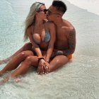 Lautaro Martínez (d), en unas vacaciones con su pareja, Agustina Gandolfo