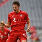 Benjamin Pavard celebra el segundo gol ante el Fortuna Duesseldorf, en la goleada que los catapultó hacia el título de la Bundesliga.