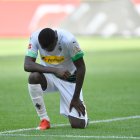 El jugador francés del Moenchengladbach"s de Alemania, Marcus Thuram, se arrodilló en señal de duelo luego de anotar el fin de semana pasado en la Bundesliga