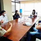 La fiscal Diana Salazar habla con el general Patricio Carrillo sobre las investigaciones de los casos de corrupción.